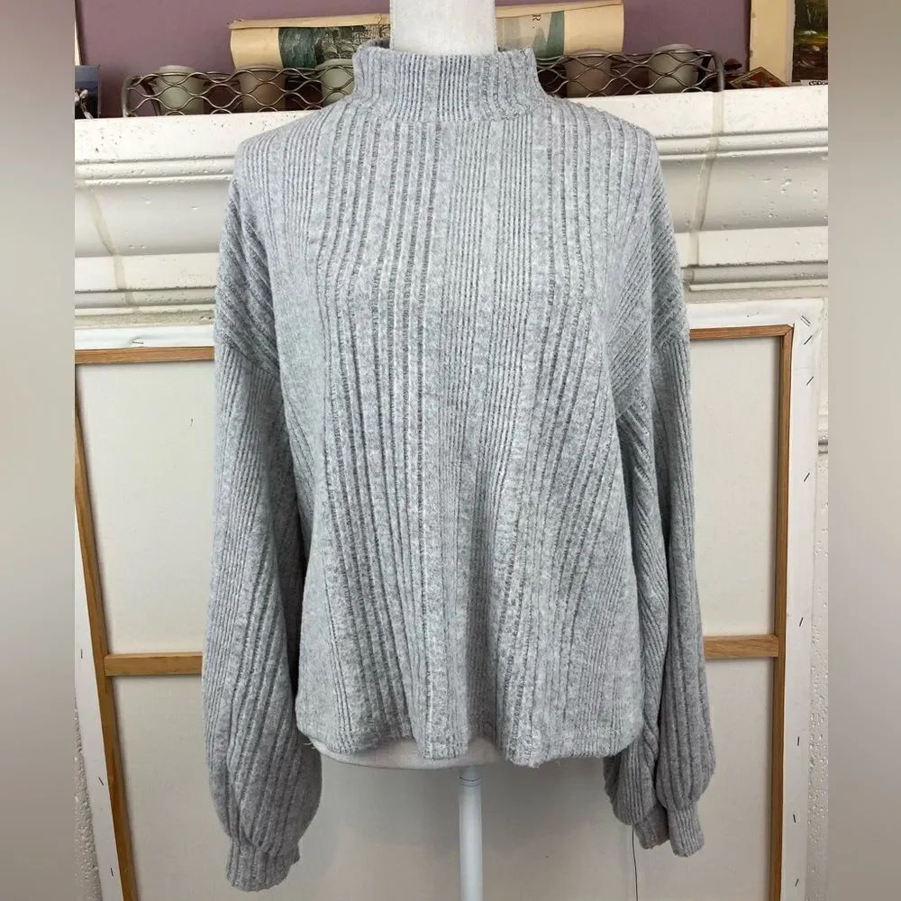 Ribbed super soft turtleneck w/ bishop sleeves NWOT❤️🍀🦋oversized